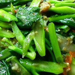 ผัดคะน้าราดข้าว ( สามารถเลือกเนื้อสัตว์ได้)