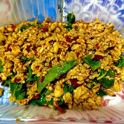 กะเพราป่าหมูสับพริกแห้ง (กับข้าว)