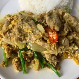 เนื้อริบอายผัดผงกะหรี่ราดข้าว