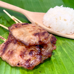 เซ็ตหมูปิ้งนมสด 5  ไม้ พร้อมข้าวเหนียว 1  ห่อ