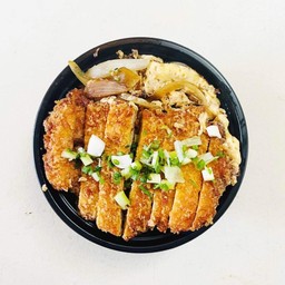 ข้าวคัตสึด้งหมูทอดราดไข่