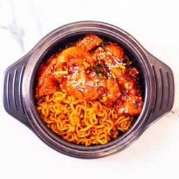 มาม่าเผ็ดพ่นไฟไก่กรอบ