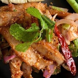 ลาบคอหมูทอด