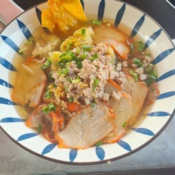 ก๋วยเตี๋ยวน้ำใส ชิ้นหมู หมูแดง หมูสับ ปลาแท่ง