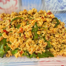 กะเพราป่าไก่สับพริกแห้ง (กับข้าว)