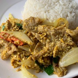 เนื้อดาวกระจายผัดผงกะหรี่ราดข้าว