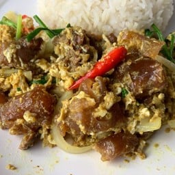 เอ็นแก้วผัดผงกะหรี่ราดข้าว