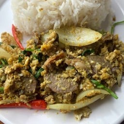 เนื้อเปื่อยผัดผงกะหรี่ราดข้าว