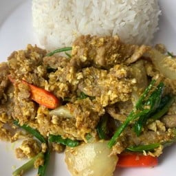 เนื้อผัดผงกะหรี่ราดข้าว