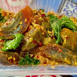 ไข่เยี่ยวม้ากะเพรากรอบหมูสับพริกแห้ง (กับข้าว)
