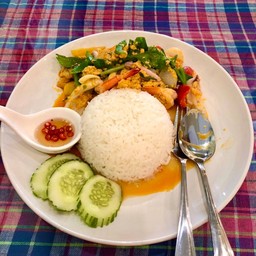 ข้าวราดผัดผงกะหรี่ทะเล