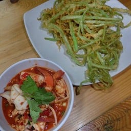 ยำผักบุ้งกรอบ