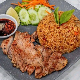ข้าวผัดแจ่วสันคอหมูย่าง