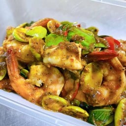 ผัดเผ็ดใส่สะตอราดข้าว