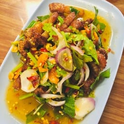ยำสามชั้นทอด