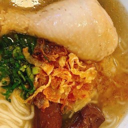 เส้นมาม่า + น่องไก่