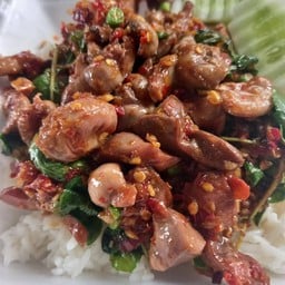 ข้าวกะเพราเครื่องในไก่