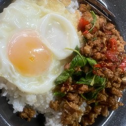 กระเพราราดข้าว