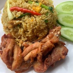 ข้าวผัดผงกะหรี่ไก่ทอดน้ำปลา