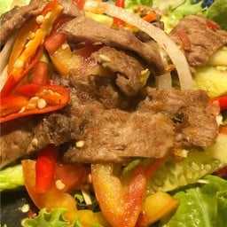 ยำเนื้อสันในทอด