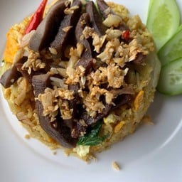 ข้าวผัดผงกะหรี่ลิ้นกระเทียมกรอบ