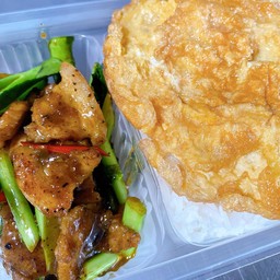 ผัดเครื่องแกงราดข้าว