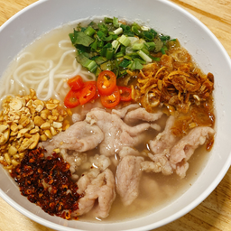 ก๋วยจั๊บหมูนุ่มต้มยำ