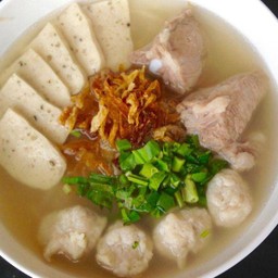 ก๋วยจั๊บเส้นสดซี่โครงอ่อน