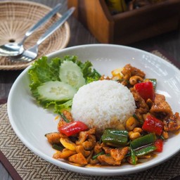 ข้าวไก่ผัดเม็ดมะม่วงหิมพานต์
