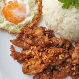 ข้าวหมูทอดกระเทียม  ไข่ดาว