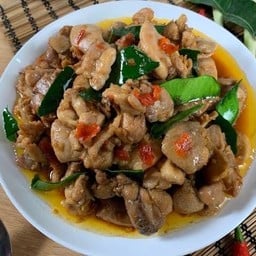 ผัดเผ็ดไก่บ้าน