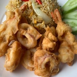 ข้าวผัดผงกะหรี่ทะเลกรอบ