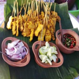หมูสะเต๊ะเมืองลิง ร้าน (เจ้าเดียวกับตลาดนัดอำเภอเมืองลพบุรี)