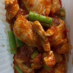 ผัดพริกแกงไก่ราดข้าว