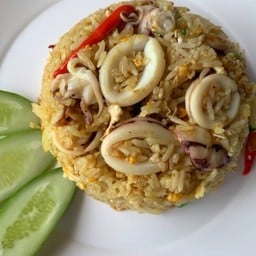ข้าวผัดผงกะหรี่ปลาหมึก