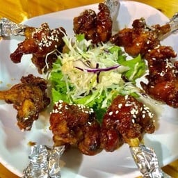 น่องไก่คลุกซอส