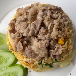 ข้าวผัดผงกะหรี่เนื้อดาวกระจาย