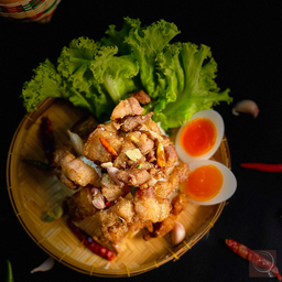 ข้าวหมูสามชั้นทอดน้ำปลาลองดูง VS ไข่ต้มยางมะตูม