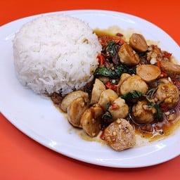 กระเพราลูกชิ้นหมู