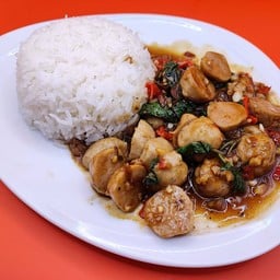 กระเพราลูกชิ้นเนื้อ