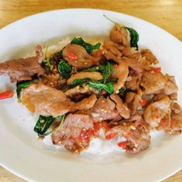 กะเพาหมูราดข้าว