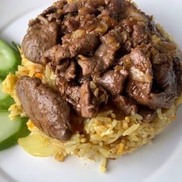 ข้าวผัดผงกะหรี่ตับกระเทียม