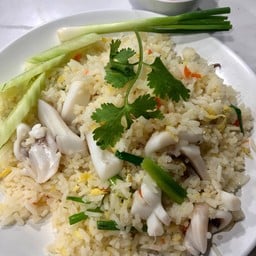 ข้าวผัดปลาหมึก (กลาง)