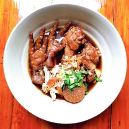 บ้านพูลศิริ ก๋วยเตี๋ยวไก่ตุ๋น สเต็ก อาหารจานเดียว