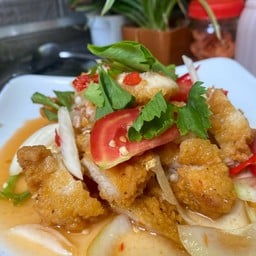 ยำไก่กรอบ