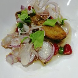 ยำปลาอินทร์2ชิ้น