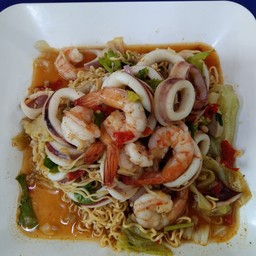 ยำมาม่ากุ้งหมึก