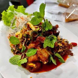 ยำกบทอด