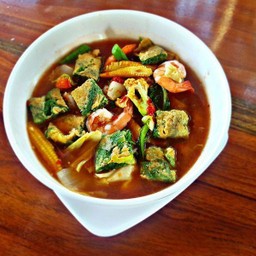 แกงส้มผักรวมกุ้ง ไข่ทอดชะอม