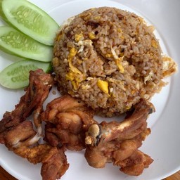 ข้าวผัดน้ำพริกนรกไก่ทอดน้ำปลา